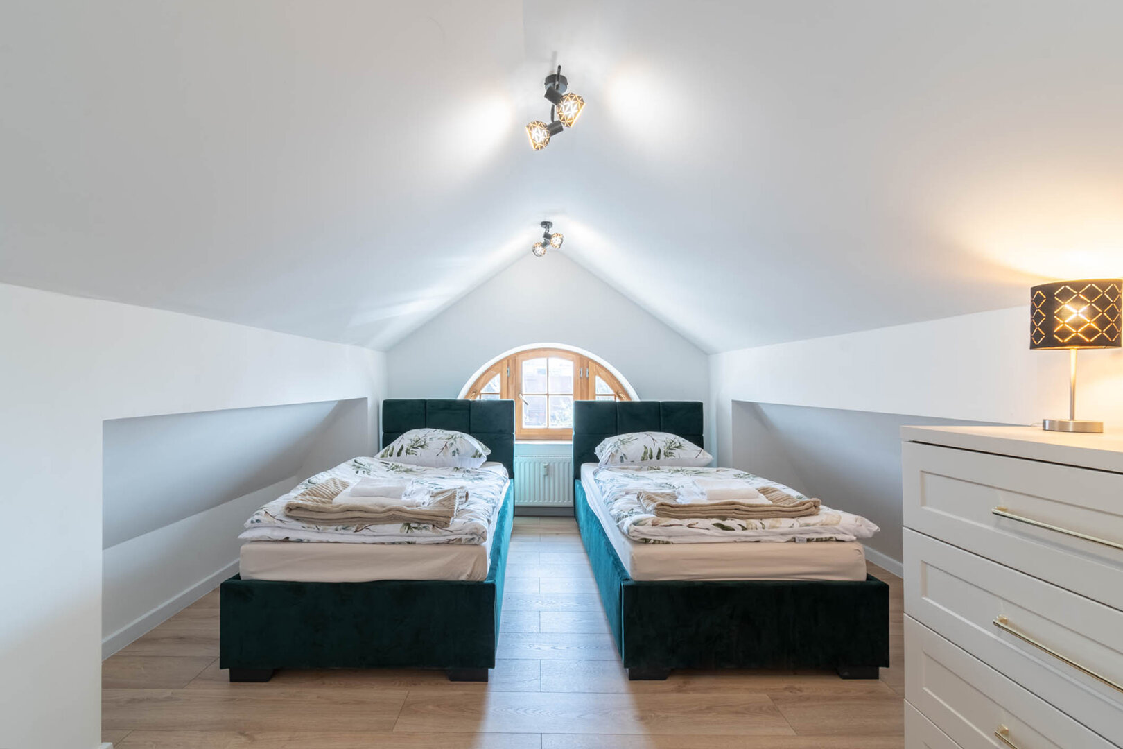 1. KANCELARIA PRAWNA A-Z-A RENTIER ANDRZEJ ANDRZEJEWSKI, 2. BIURO ZARZĄDZANIA I OBROTU NIERUCHOMOŚCI - 5